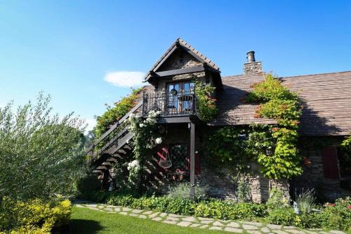 ONX WINES - Briarwood Apartment. Please Note: This property is located on a working vineyard. As such, no children under the age of 18 are permitted to stay at the property. Thank you for your understanding!