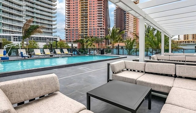 Outdoor Getaway! Stylish Unit Near Beach and Attraction, Valet Parking