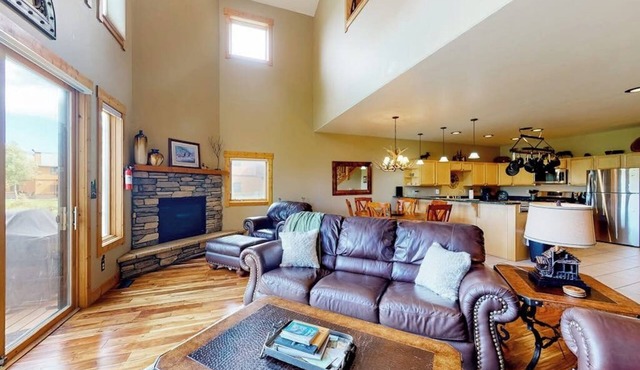 Outdoor lover's retreat with fireplace, scenic deck, grill, & W/D - near skiing