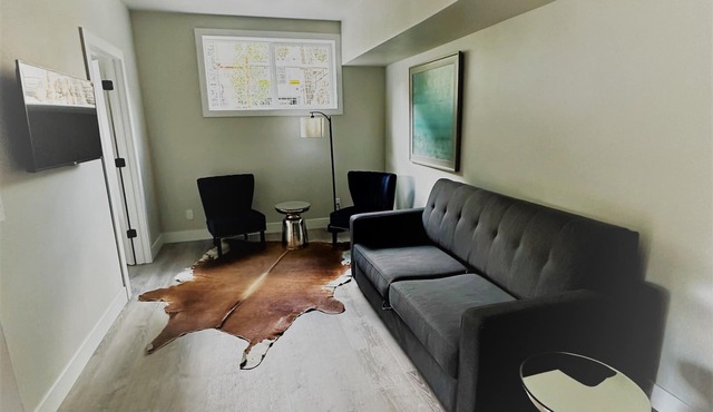 Outlaw Inn Unit 3. MODERN, newly remodeled unit, STEPS from Main Street!