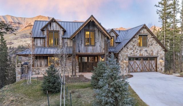 OVERLOOK HAUS- Mountain Oasis Overlooking San Sophia’s Ridge, Fire Pit & Hot Tub