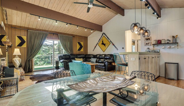 Overlooking Lake Gregory! Crestline Family Cabin
