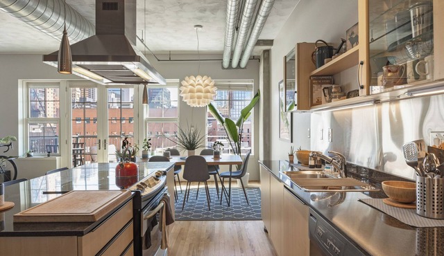 Palace Lofts: Stunning Furnished Loft with Balcony Overlooking the City