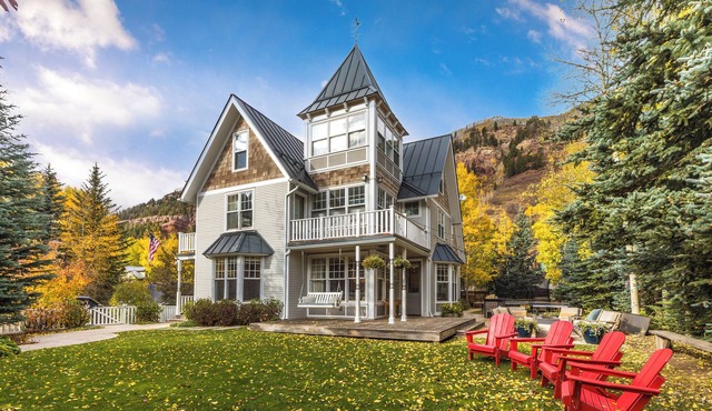 Park Place- Luxury Home, Hot Tub, Fire Pit, Huge Yard, Privacy