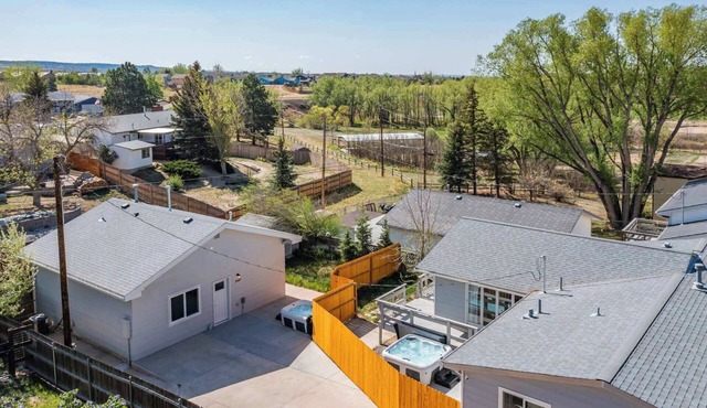 Parkside Estate! House & Cottage w/2 Hot Tubs