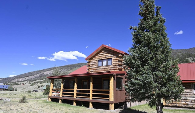 Peaceful 2-bedroom cabin in wonderful Creede Colorado for a relaxing stay.