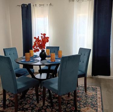 Peaceful Country Stay, Blue Home in Fresno