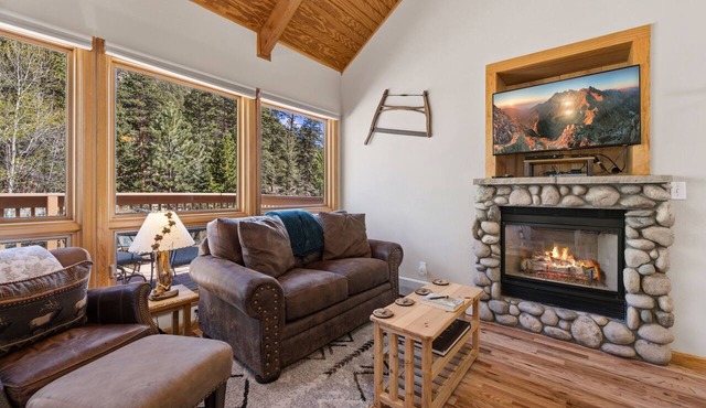 Peaceful Fall River Suite Fireplace Close to RMNP