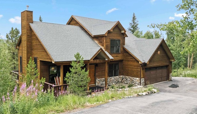 Peak 7 Mountain Lodge - Hot Tub & Expansive Views!