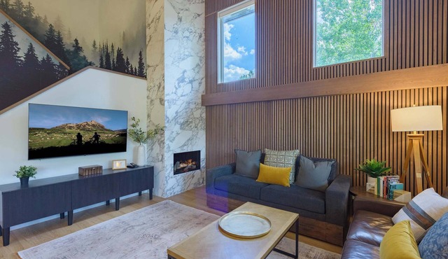 Peak View House, New remodel, hot tub, garage!