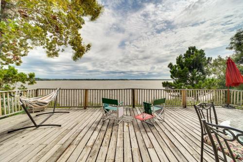 Pet-Friendly Checotah Home w/Deck & Lake Views!