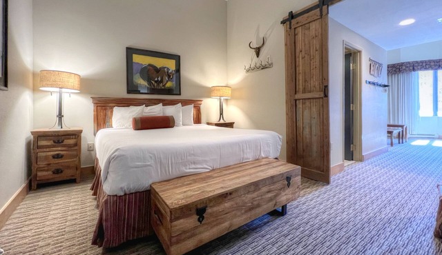 PET FRIENDLY King Suite at Base of the Mountain!