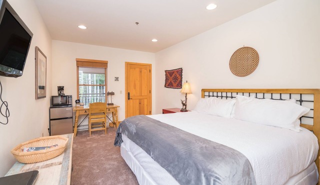 Pet-Friendly Lock-Off King Hotel Room With Pool, Hot Tub Access