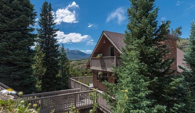 Pet Friendly! Private Hot Tub. Walk/Easy Drive to Amphitheater, Dining, Shops