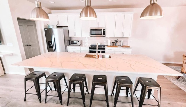 Pet Friendly w/3 Masters Suites all with En-Suite Full Bathrooms/Sleeps 11+