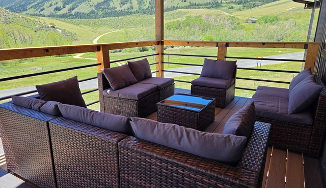 Pine & Peak Lodge in Centennial, WY Indoor Pickleball Ready! -No cleaning fee-