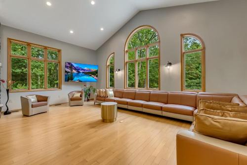 Poconos Villa arcade movie theater hot tub