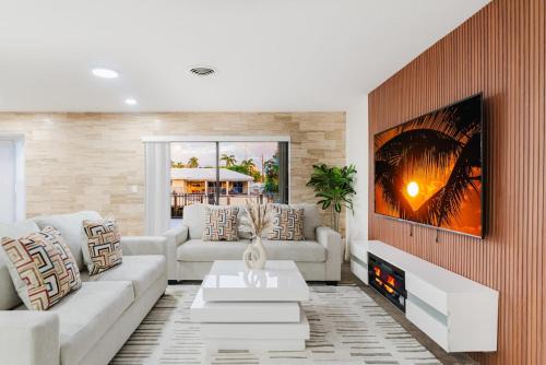 Pompano Beach Villa Waterfront with Heated Pool and Docking