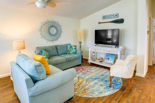 Pool Access, Walk to Beach! Cozy Jensen Beach Home