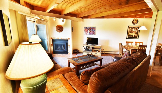 Pool, Hot Tubs, Clubhouse, Playground! Near Trails. Easy Drive to Town