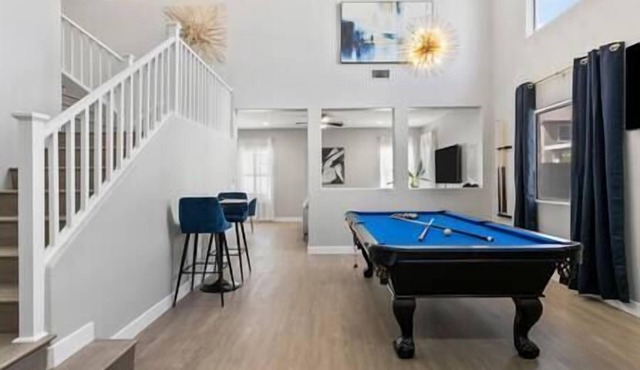 Postmodern 2100sqft 4BR with Pool Table and Arcade
