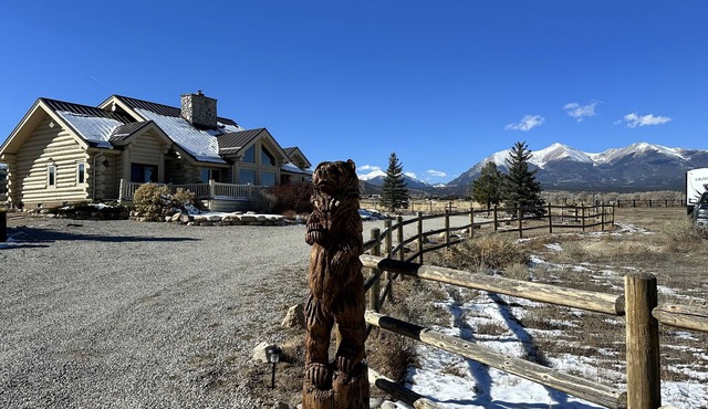 Premier log home, 360 views, hot tub, fireplace & sauna.