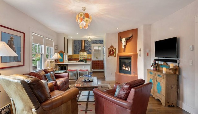 Pristine, art-filled Home 2 blocks to Historic Santa Fe Plaza. Read the reviews!