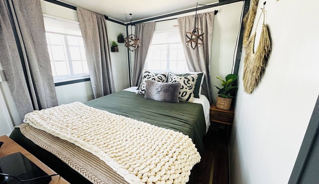 Private, Spacious Studio BoxHouse with Office: Queen Bed with Office