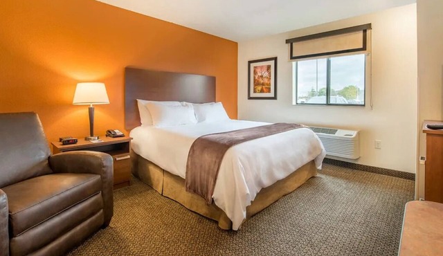 Queen Room w/Kitchenette near Boyd lake state park