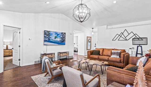 Quiet Comfortable Cliffside Estate near USU