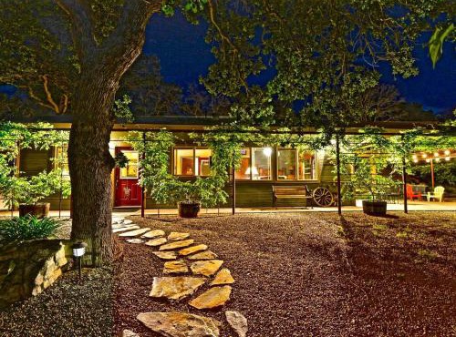 Quiet Cottage Rental for Two in Horse Country near Yosemite National Park Gateway, California