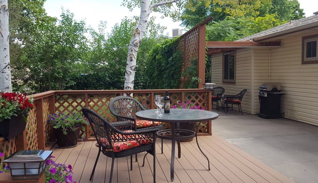 Quiet cul-de-sac 3 BR home & patio garden