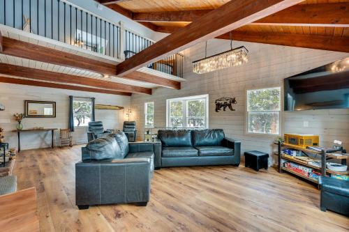 Quiet + Peaceful Home in Allenspark w/Deck!