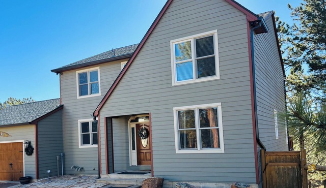 Rangeview Mountain Retreat- tucked into the woods with views of Pikes Peak!