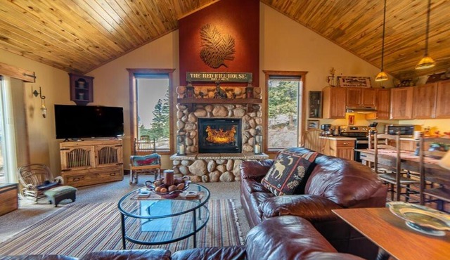 Relax and Unwind with Breathtaking Panoramic Views - Red Hill House