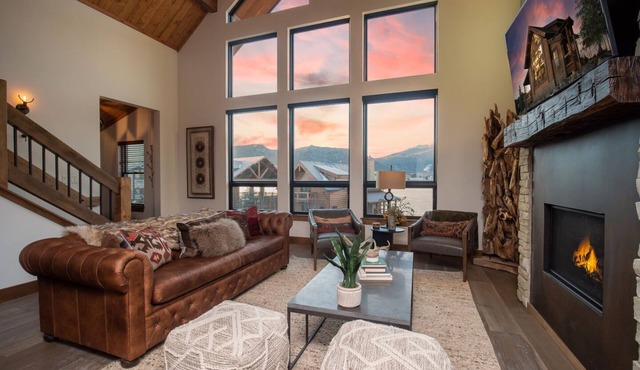 Relax in Luxury - Jacuzzi, Indoor/Outdoor Fireplace