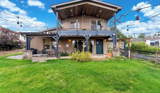 Relaxing Authentic Colorado Retreat w/Chic Art, 5 min to USAFA & Amenities