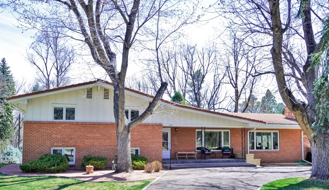 Relaxing Home with Private Hot Tub, Fast WiFi, Gas Fireplace, and Washer/Dryer
