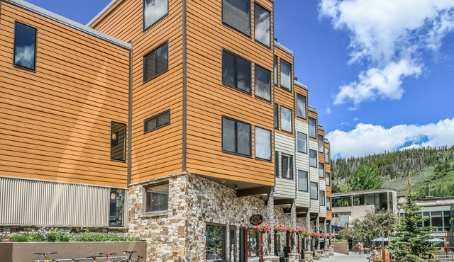 Remodeled Gem On the Free Shuttle Route Walkable to Restaurants and Shops