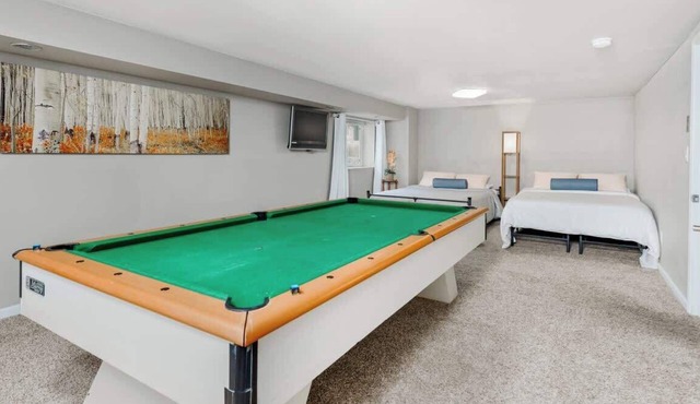 Remodeled Home Near Downtown! Pool Table, Foosball