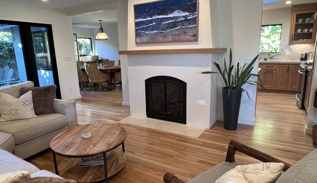 Remodeled Mesa Beauty w/hot tub, one block from beach park