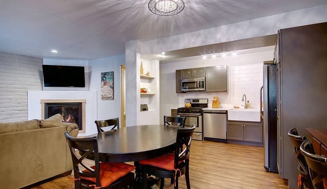 Remodeled TH Near Resort-Steps to Free Mtn/Town Bus Stop+ HotTub-W/D in Unit-Gas Fireplace-Mtn View