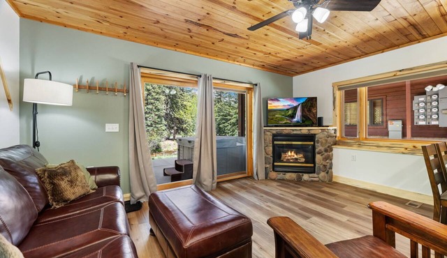 Renovated Fall River Escape Private Hot Tub