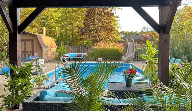 RESORT HOME, HEATED POOL OPEN NOW/COVERED HOT TUB DIGITAL GAME TABLE FIRE PIT