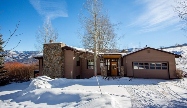 Retreat Home w/ hot tub, on shuttle route for access to slopes and trails!