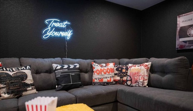 Retro Denver Retreat W/ Fun Games & Movie Room!