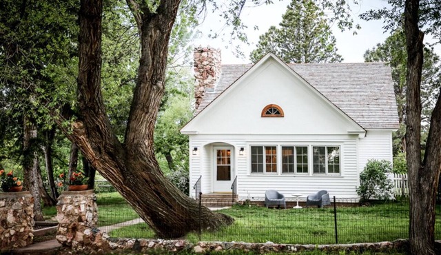 Rist Canyon Inn Historic Farmhouse and Cottage