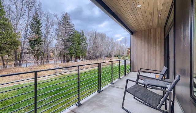 River View Retreat | Central Locale to it All!