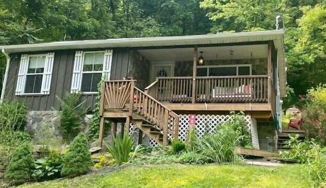 Riverfront,Firepit,Hottub,Something for Everyone!!