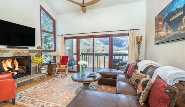 RIVERSIDE B201- Lovely Downtown Condo on the River w/Stunning Views